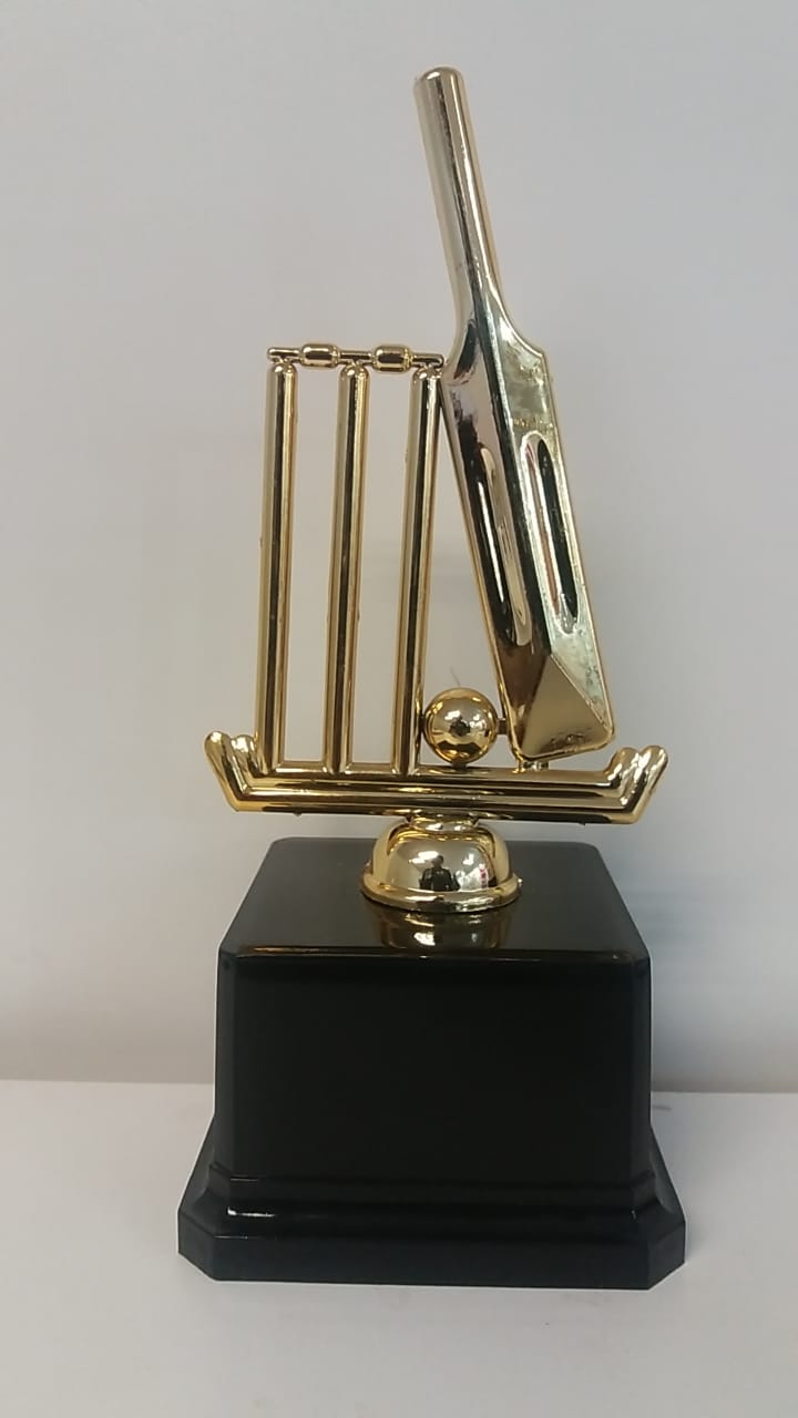 CR2A - CRICKET WICKETS TROPHIES