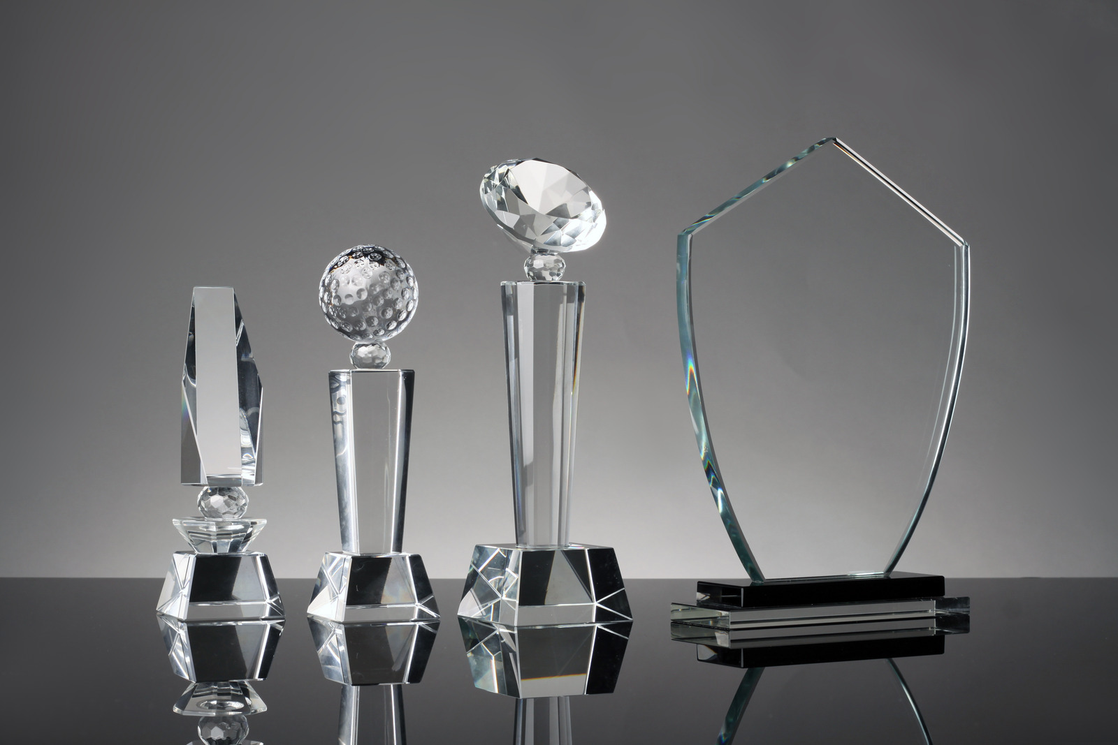 Read more about the article Glass vs Crystal Trophies: What’s the Difference?